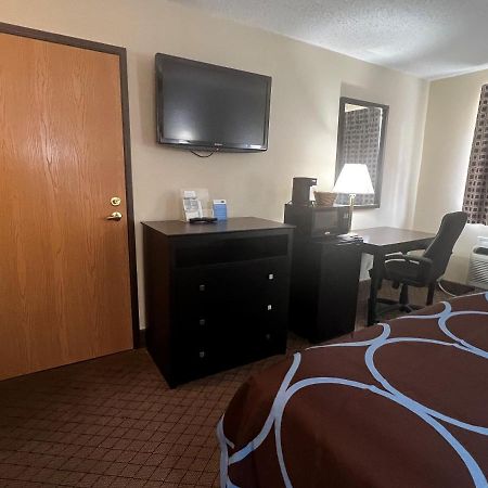 Super 8 By Wyndham Cleveland Tx Otel Dış mekan fotoğraf