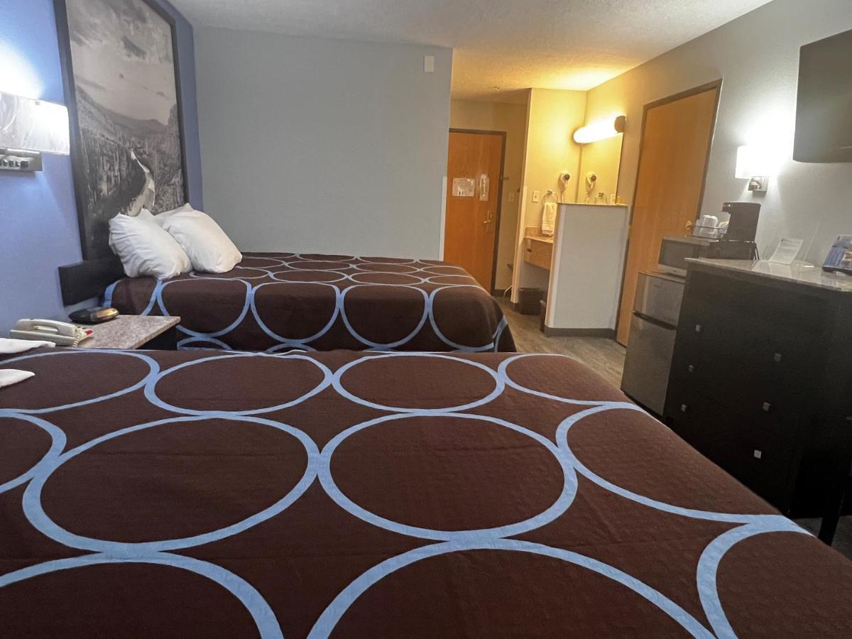 Super 8 By Wyndham Cleveland Tx Otel Dış mekan fotoğraf