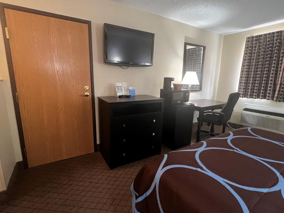Super 8 By Wyndham Cleveland Tx Otel Dış mekan fotoğraf