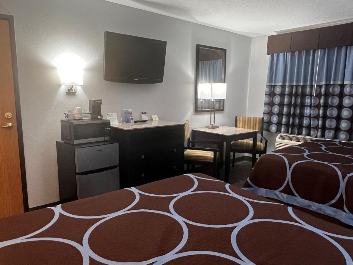 Super 8 By Wyndham Cleveland Tx Otel Dış mekan fotoğraf