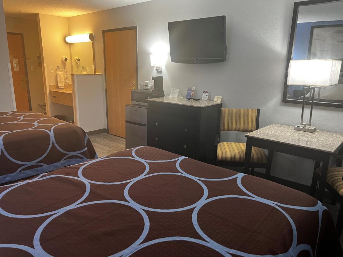 Super 8 By Wyndham Cleveland Tx Otel Dış mekan fotoğraf