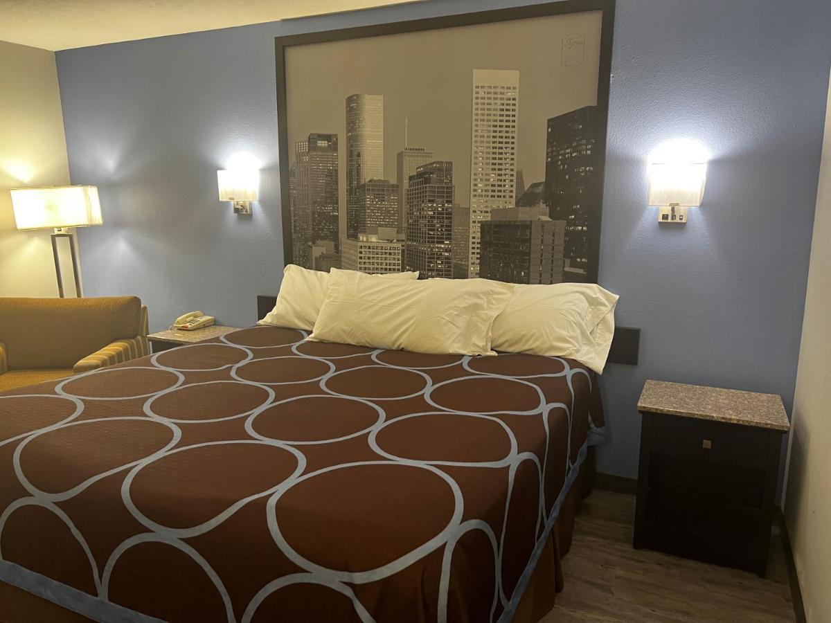 Super 8 By Wyndham Cleveland Tx Otel Dış mekan fotoğraf