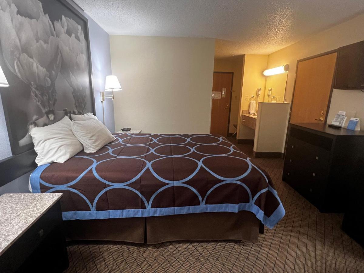 Super 8 By Wyndham Cleveland Tx Otel Dış mekan fotoğraf