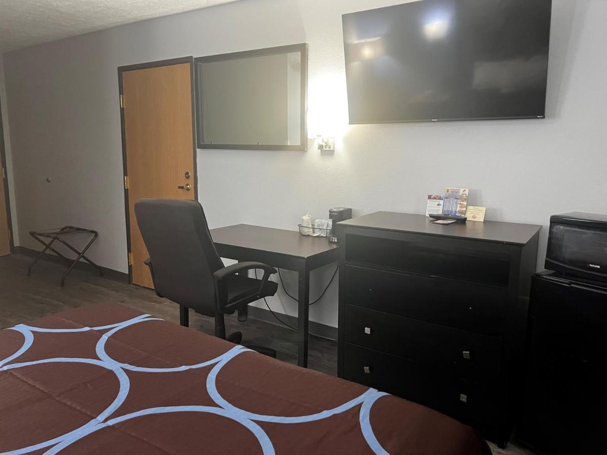 Super 8 By Wyndham Cleveland Tx Otel Dış mekan fotoğraf