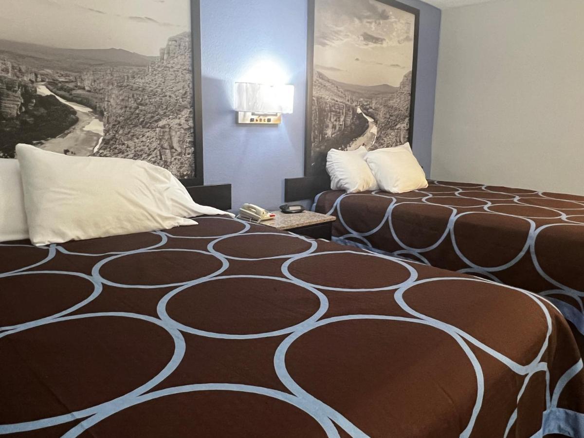 Super 8 By Wyndham Cleveland Tx Otel Dış mekan fotoğraf