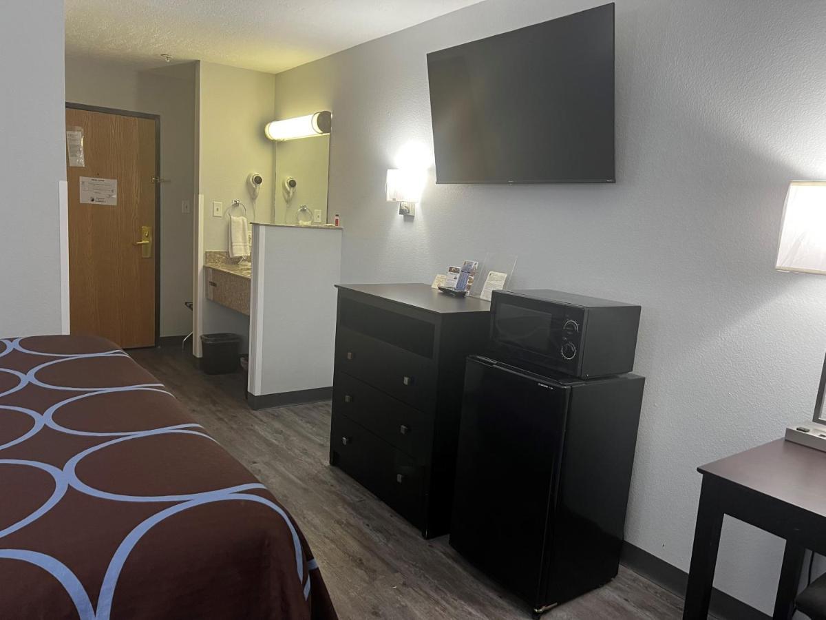 Super 8 By Wyndham Cleveland Tx Otel Dış mekan fotoğraf
